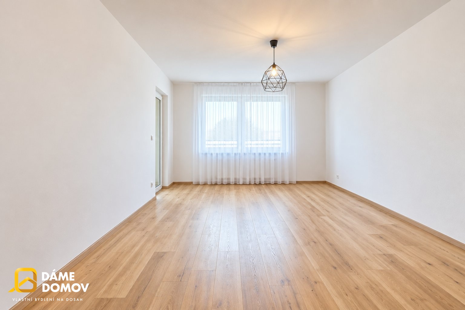 Prázdný moderní obývací pokoj s výhledem