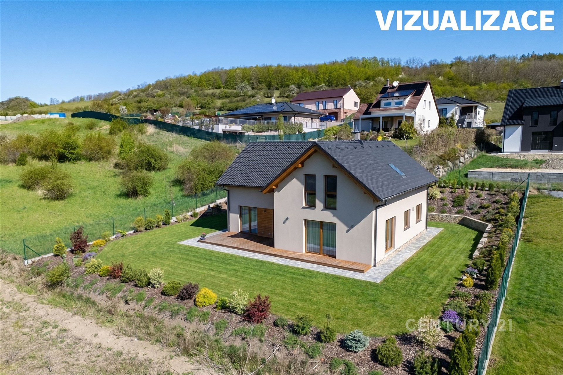 Rodinný dům s moderní fasádou, dřevěnou terasou a pečlivě udržovanou zahradou, obklopený přírodou a klidnou lokalitou.