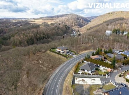 Chata v klidné lokalitě, obklopená přírodou s výhledem na lesy a kopce, vyniká moderní architekturou a prostornou terasou. | Prodej - pozemek pro bydlení, 1 372 m²
