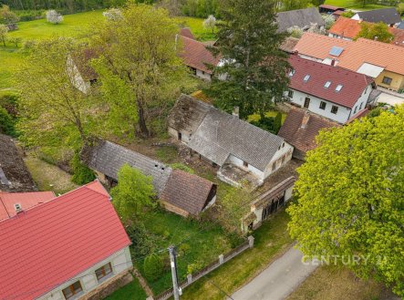Venkovský pozemek se starými budovami, červená střecha, okolní zeleň, klidná lokalita. Potenciál pro rekonstrukci či nový výstavbu. | Prodej - dům/vila, 80 m²