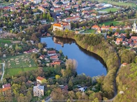 Stavební pozemek s duší a výhledem na zámek 1 923 m², Mníšek pod Brdy | Prodej - pozemek pro bydlení, 1 923 m²