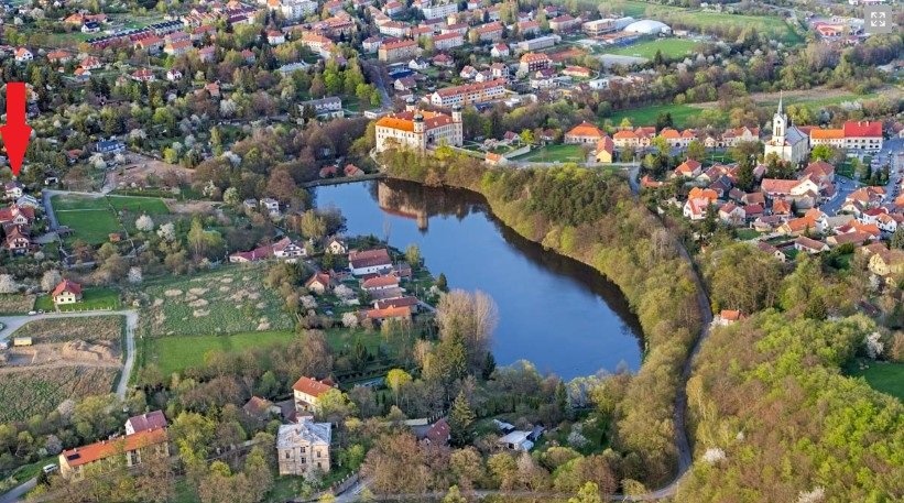 Stavební pozemek s duší a výhledem na zámek 1 923 m², Mníšek pod Brdy