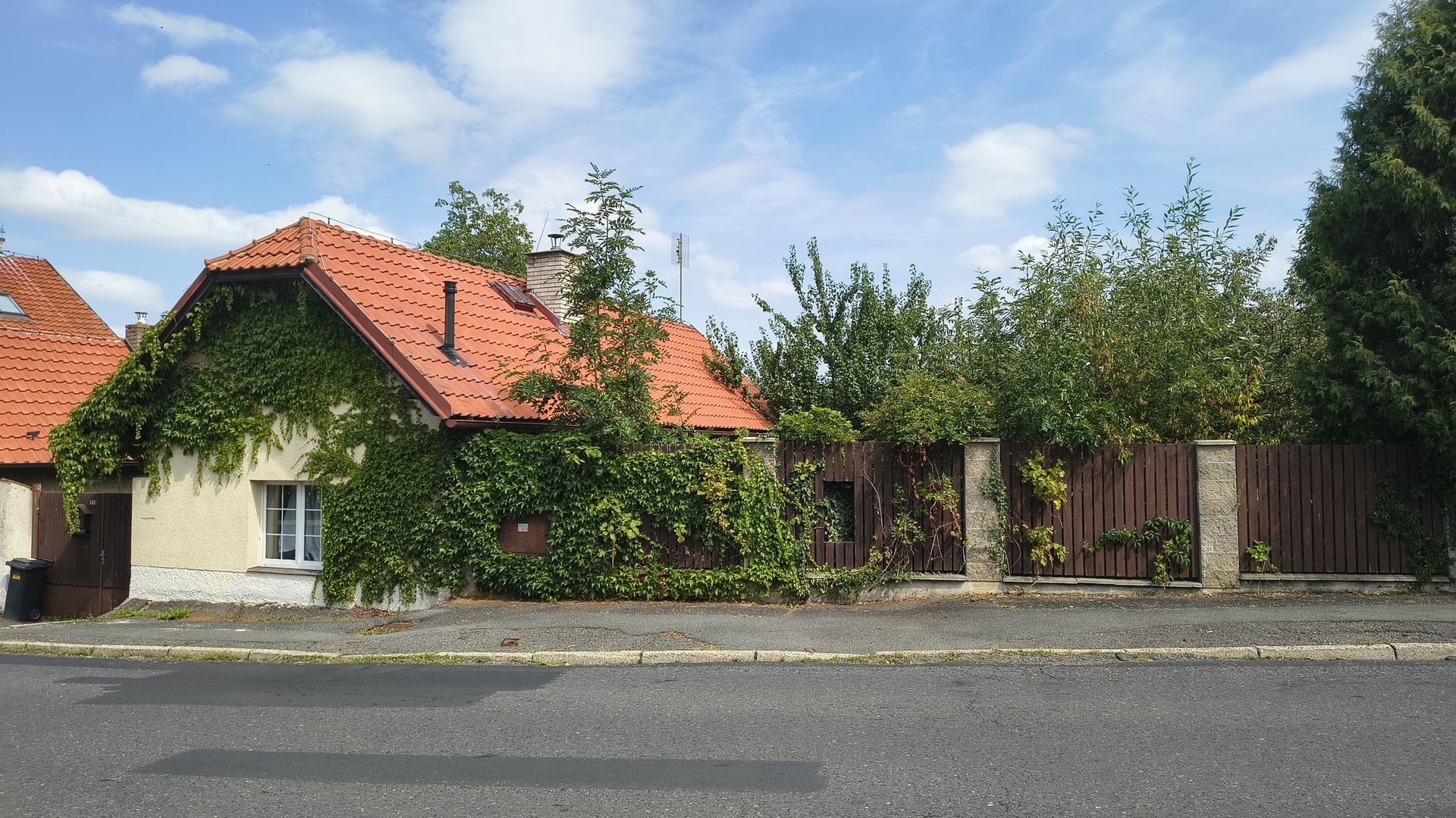 Útulný rodinný dům 2+1 s garáží a velkým potenciálem v Mníšku pod Brdy