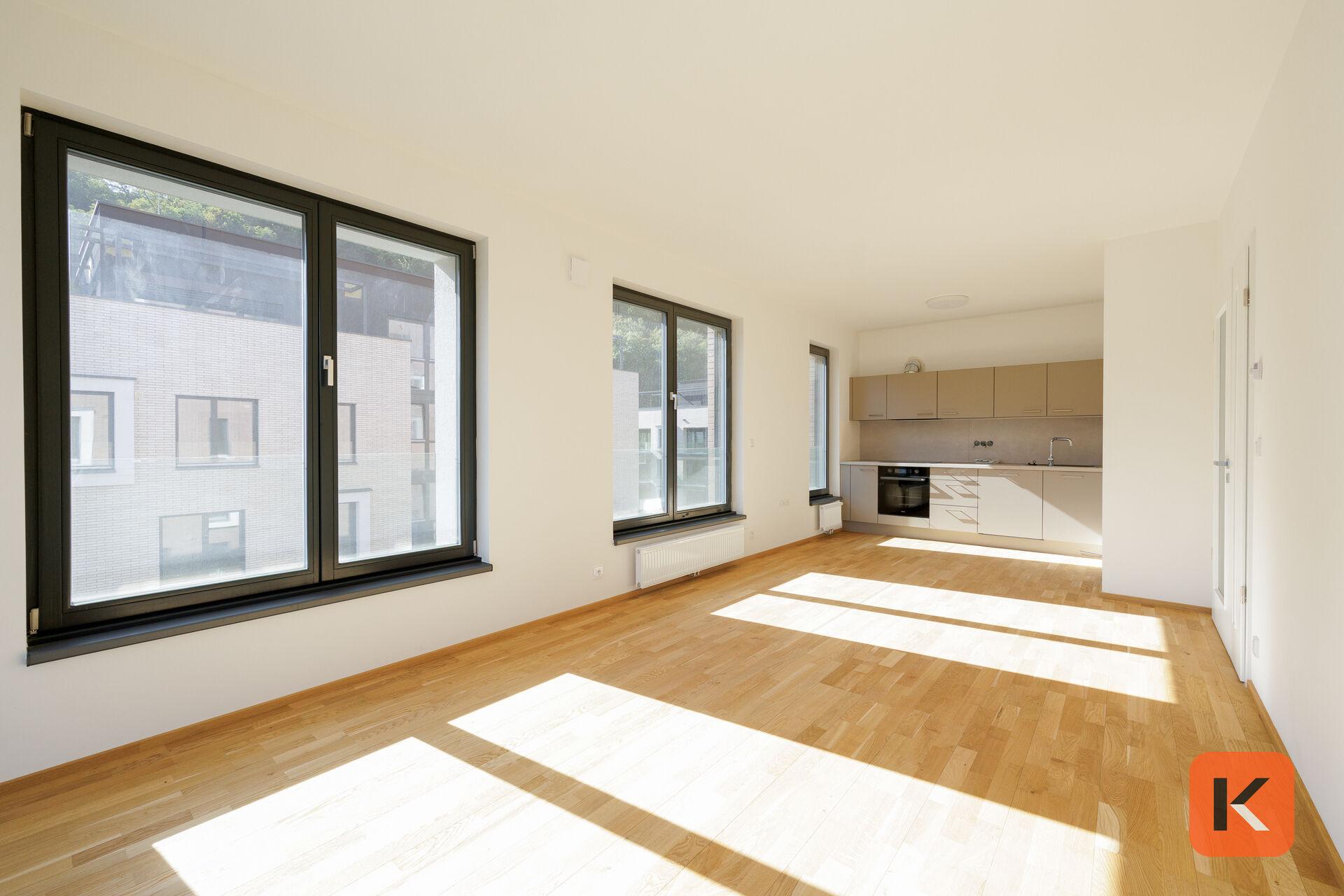 Pronájem nového bytu 2+kk s balkonem, šatnou, sklepem a garážovým stáním – Rezidence Blízká, Praha 8