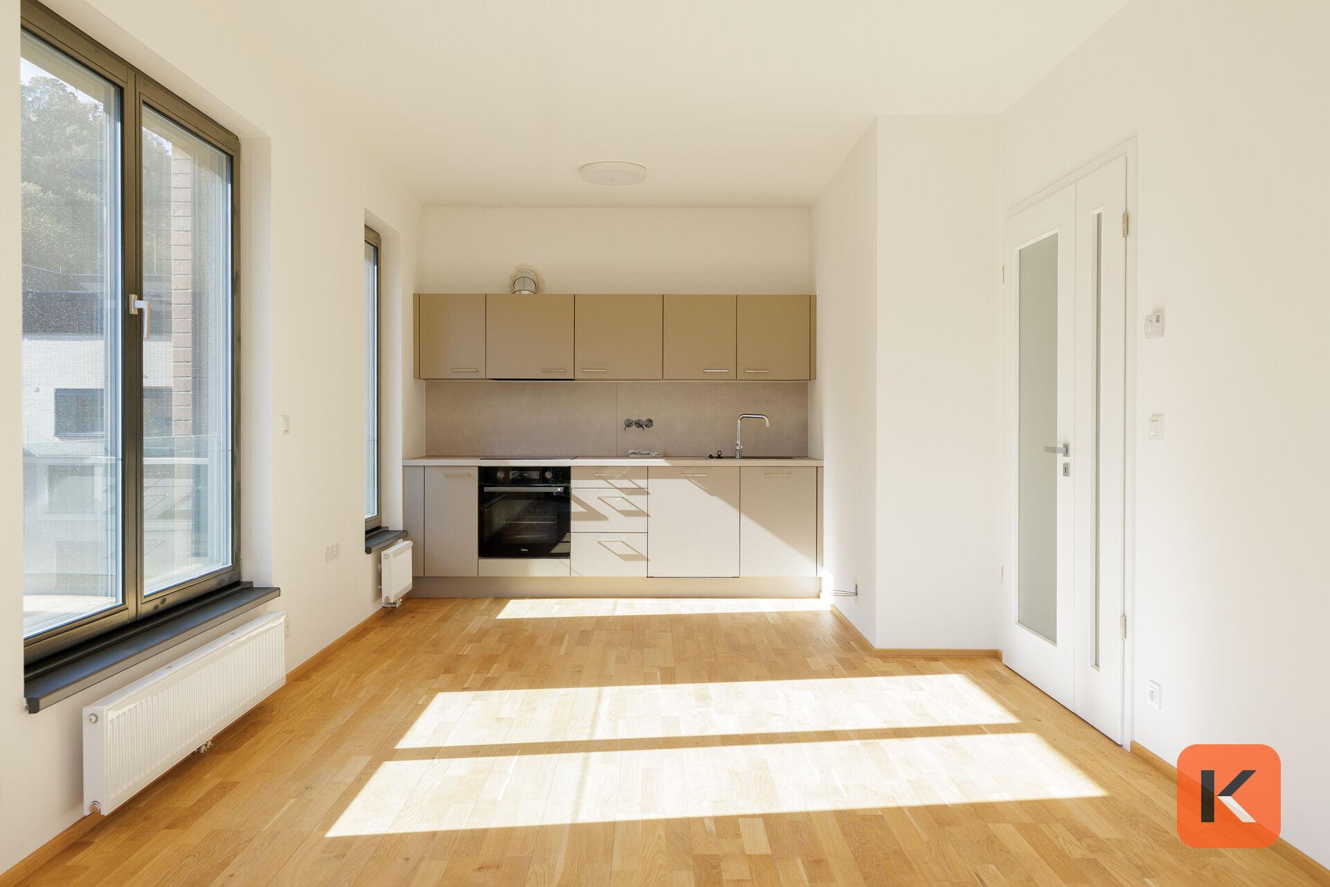 Pronájem nového bytu 2+kk s balkonem, šatnou, sklepem a garážovým stáním – Rezidence Blízká, Praha 8