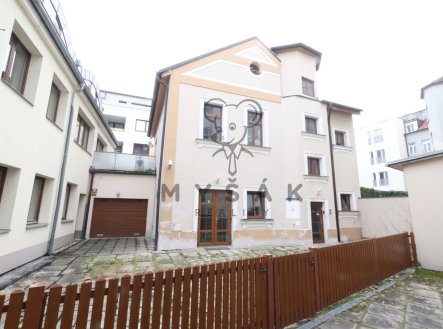 Pronájem kanceláře, 65 m²