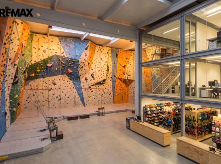 Pronájem obchodní prostory, 1 800 m²