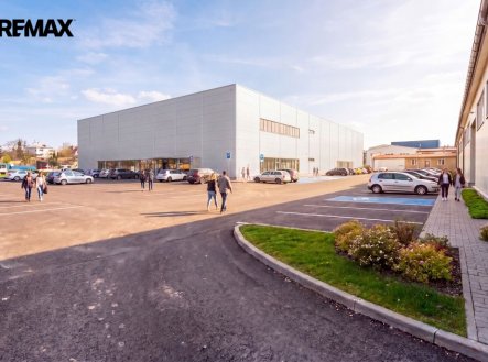 Pronájem obchodní prostory, 1 800 m²