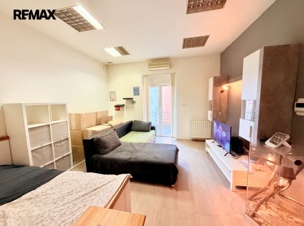 Pronájem bytu, 1+kk, 60 m²