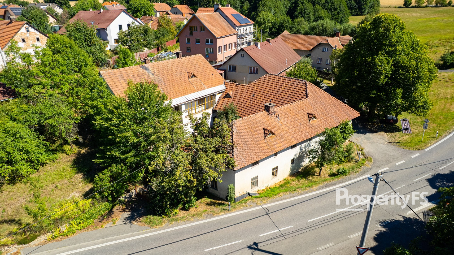Pohled od silnice