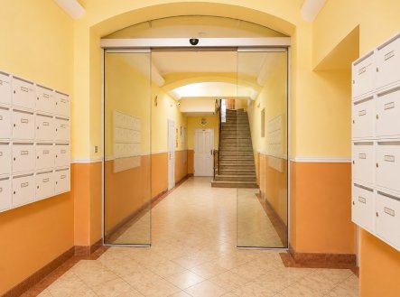 Prodej bytu 2+1 Plze%nská, sídlo firmy, vstup | Prodej bytu, 2+1, 53 m²