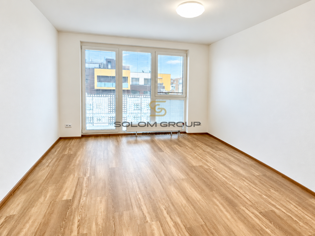 svetly-minimalisticky-pokoj-s-vyhledem-na-mesto-2.png