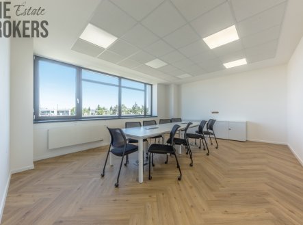 Pronájem kanceláře, 375 m²