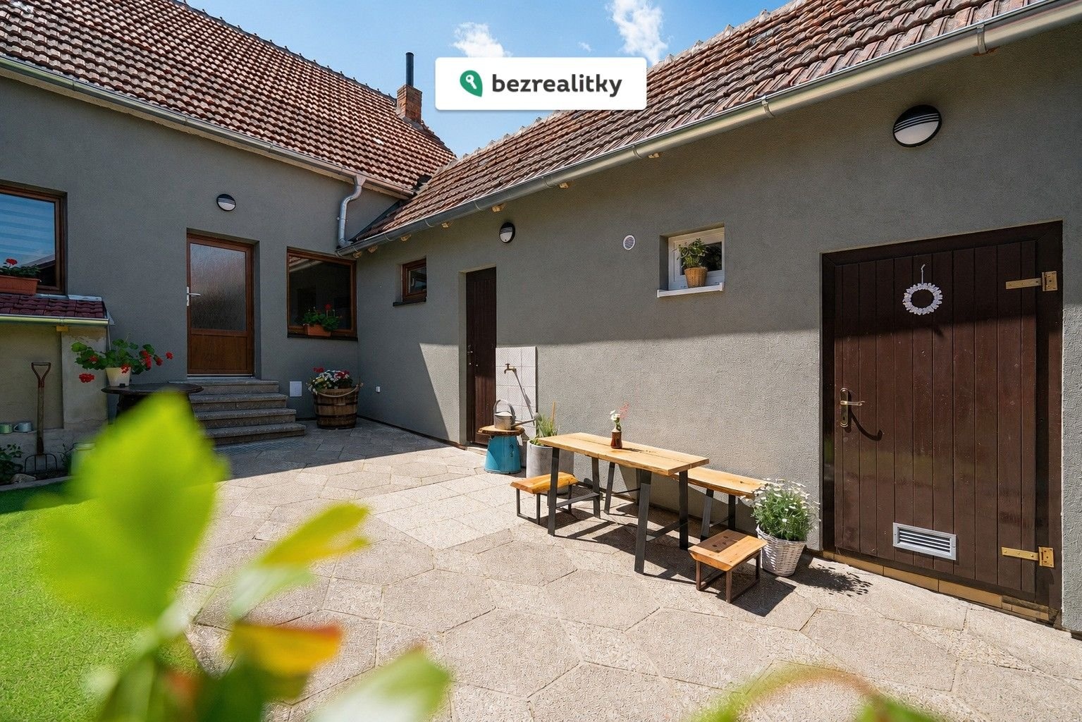 1784585552-aljqlblpbe-03-uzavreny-dvur-s-posezenim