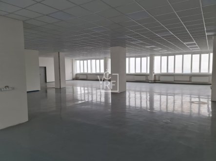 Pronájem kanceláře, 2 400 m²