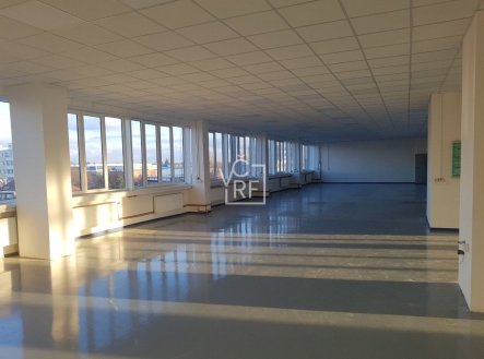 Pronájem kanceláře, 2 400 m²