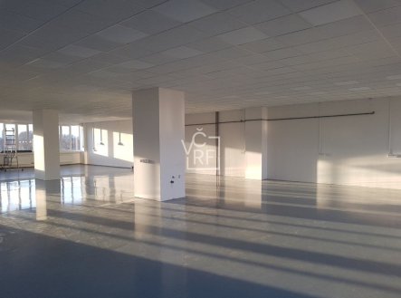 Pronájem kanceláře, 2 400 m²