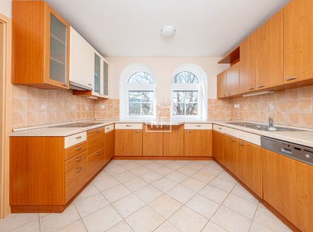 Prodej nájemního domu, 425 m²