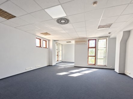 Pronájem komerčního objektu, administrativní budova, 165 m²