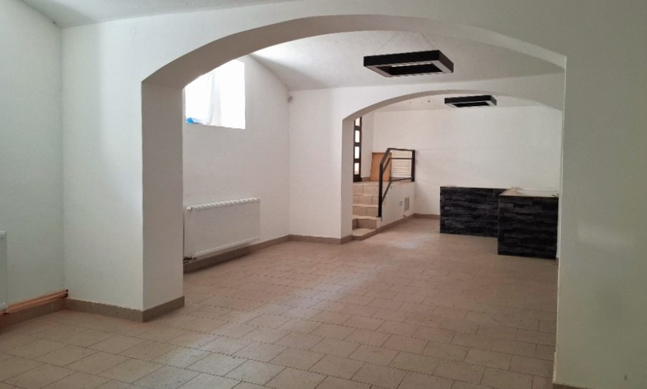 Pronájem obchodního prostoru na Praze 10, ulice Věšínova, nezařízený, bez odstupného, vchod z ulice