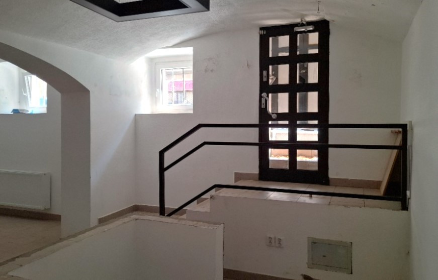 Pronájem obchodního prostoru na Praze 10, ulice Věšínova, nezařízený, bez odstupného, vchod z ulice