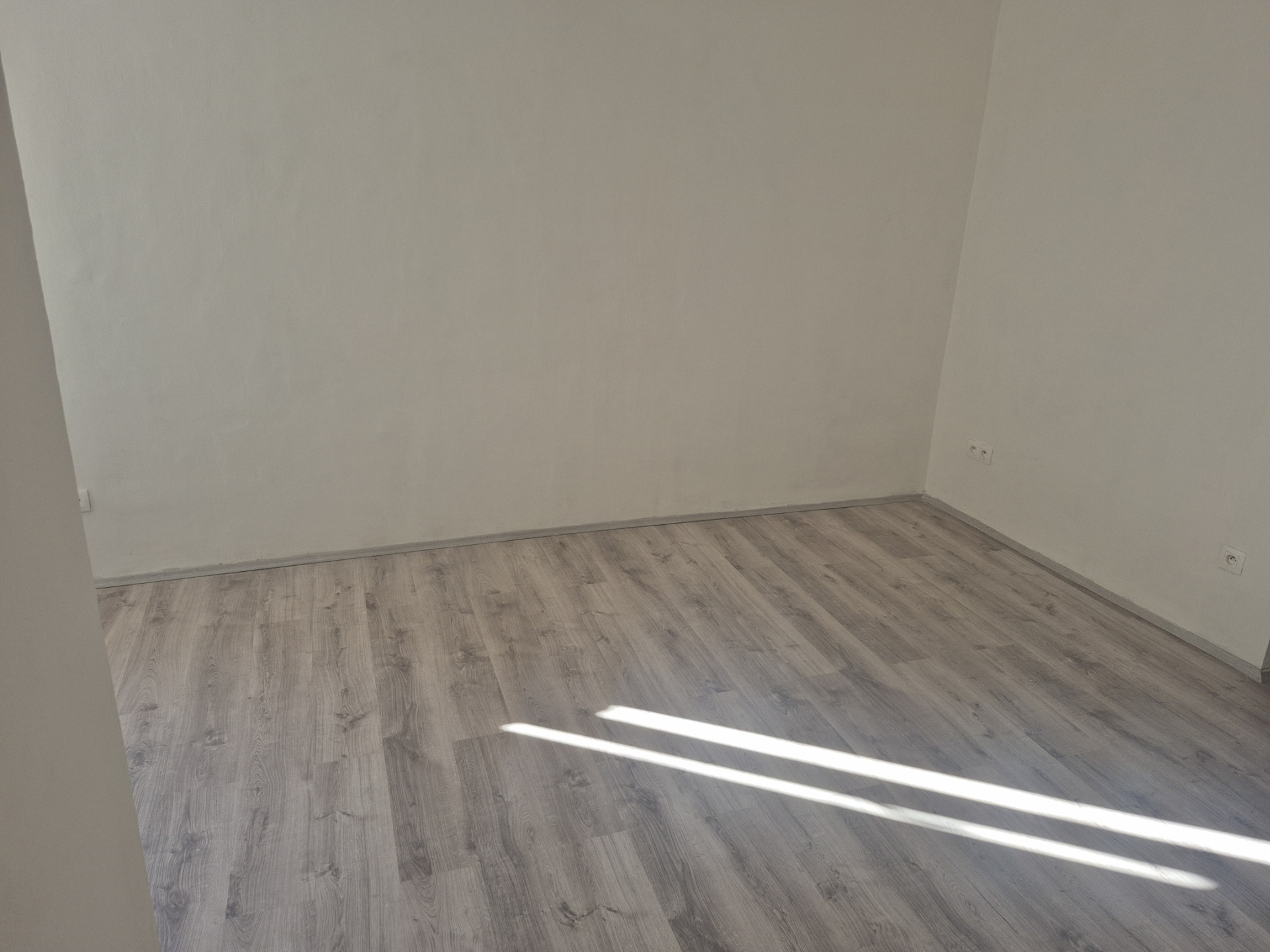 Pronájem bytu 1+kk, 28 m2, Strančice, ul. Průmyslová, 2.NP, cihla