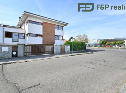 Pronájem domu/vily, 412 m²