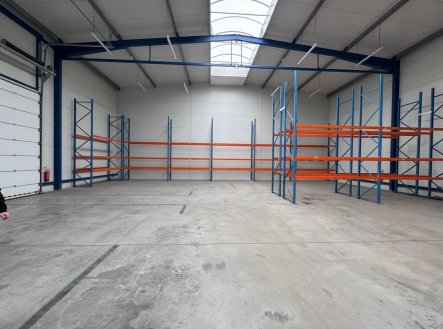 Pronájem skladu, 468 m²