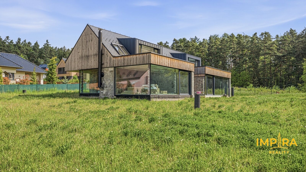 Nadčasová architektura domu v přímém kontaktu s přírodou