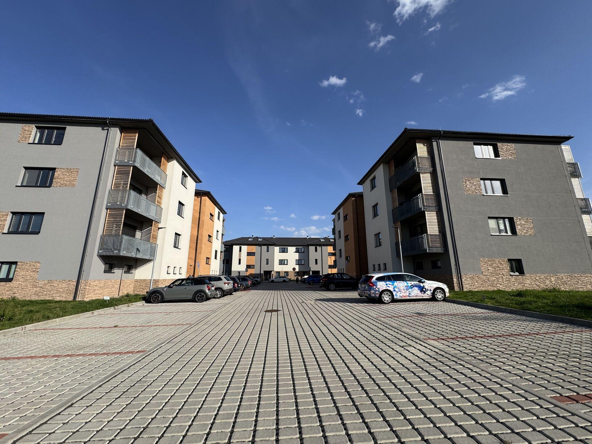 Pronájem bytu 2+kk s taráskou, parkováním a sklepem, novostavba v Bakovské rezidenci, 61,6 m²