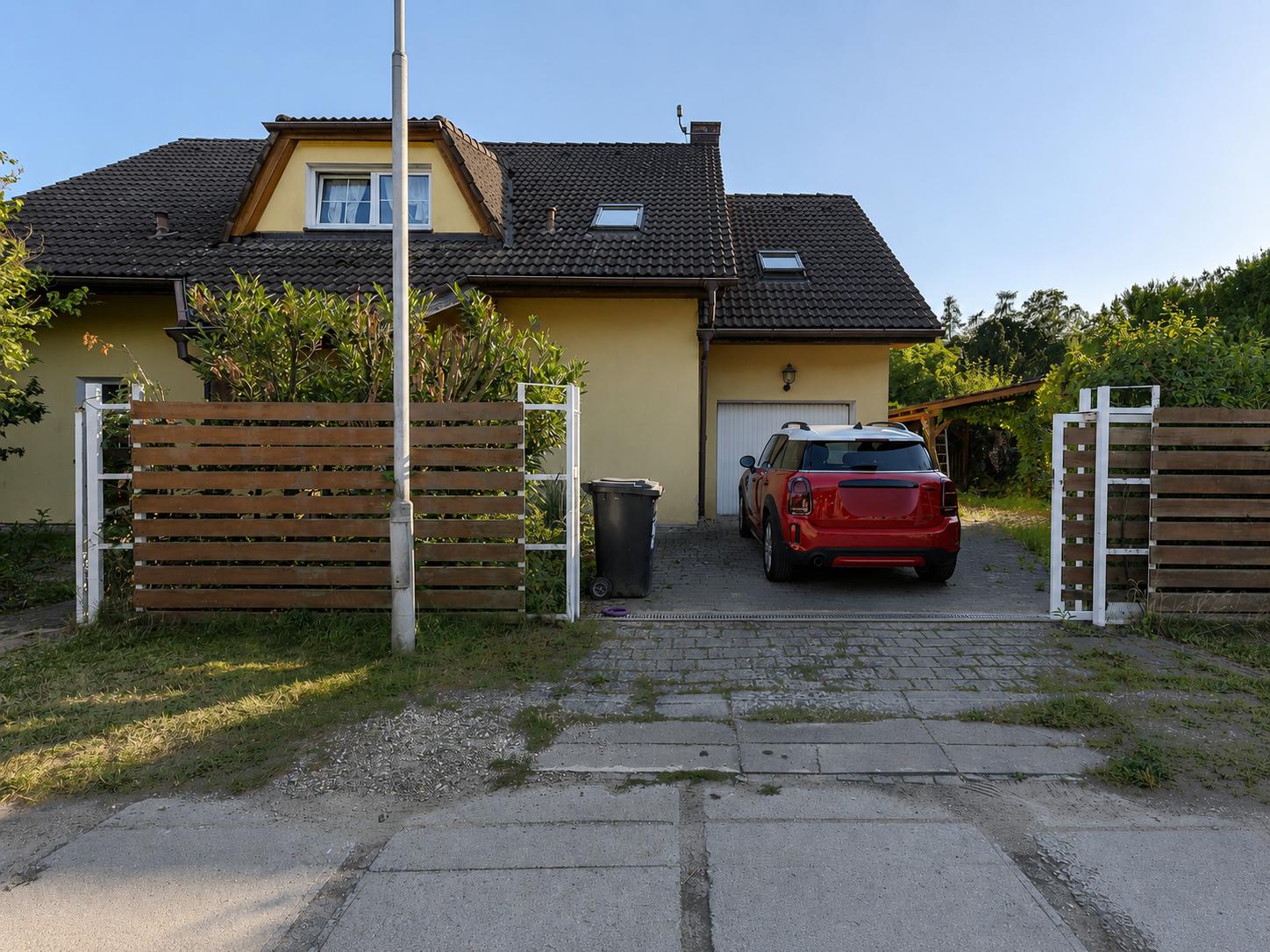 Pohled na dům z cesty