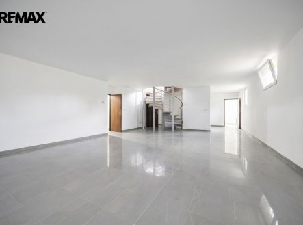 Pronájem obchodní prostory, 150 m² obrázek