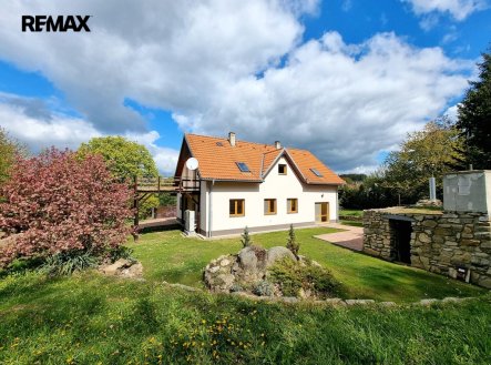 Zádní část domu se zahradou - Jihovýchodní směr | Prodej - dům/vila, 170 m²