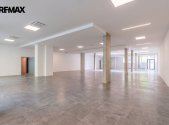 Pronájem obchodní prostory, 670 m²