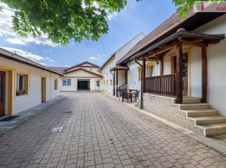 Pronájem komerčního objektu, průmyslový areál, 4 300 m²