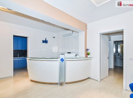 Pronájem kanceláře, 284 m²