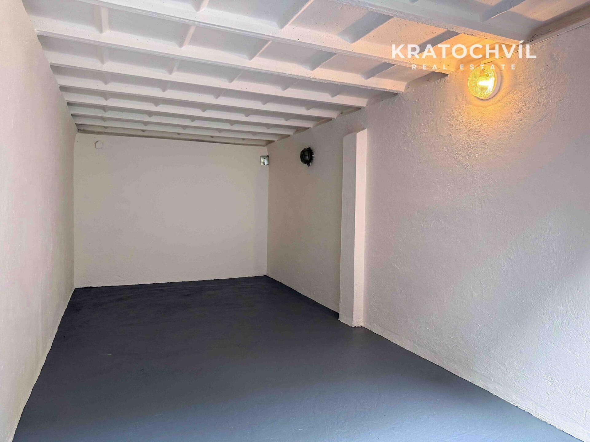 Prodej samostatné garáže 15 m² – Praha 5, Smíchov, ulice U Blaženky