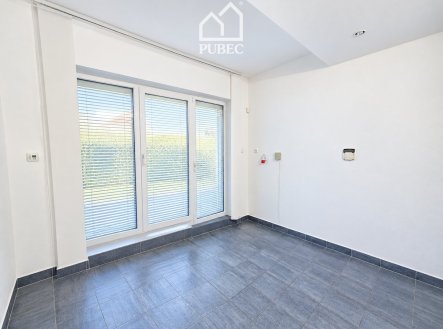 Pronájem kanceláře, 220 m²