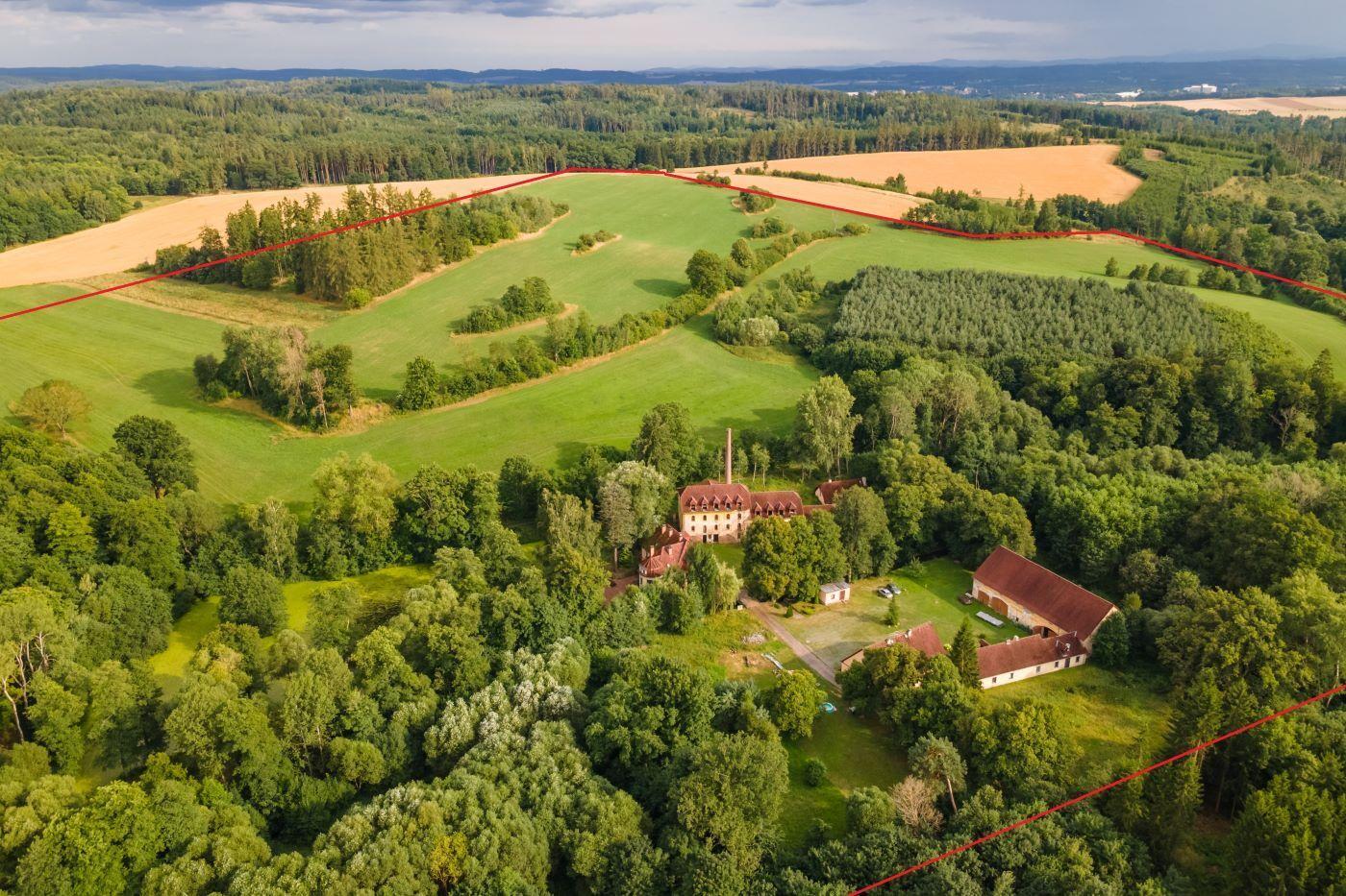 NOVINKA !!! Exkluzivní prodej továrníkovy vily s rozsáhlým pozemky – 35,4 ha