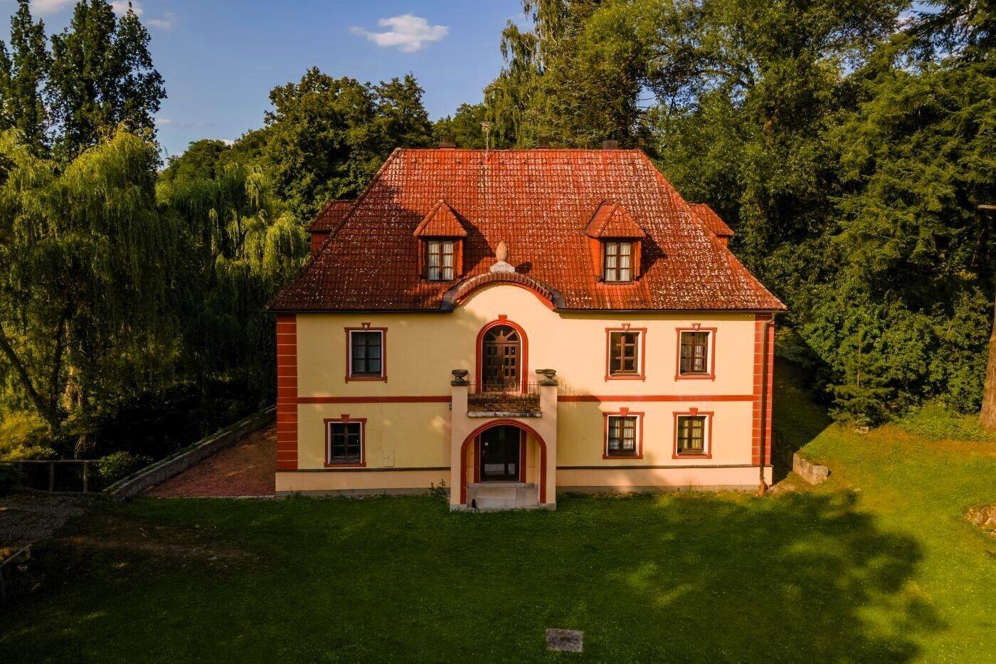 NOVINKA !!! Exkluzivní prodej továrníkovy vily s rozsáhlým pozemky – 35,4 ha