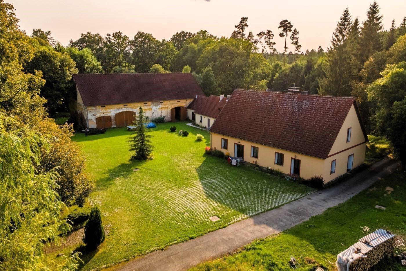 NOVINKA !!! Exkluzivní prodej továrníkovy vily s rozsáhlým pozemky – 35,4 ha