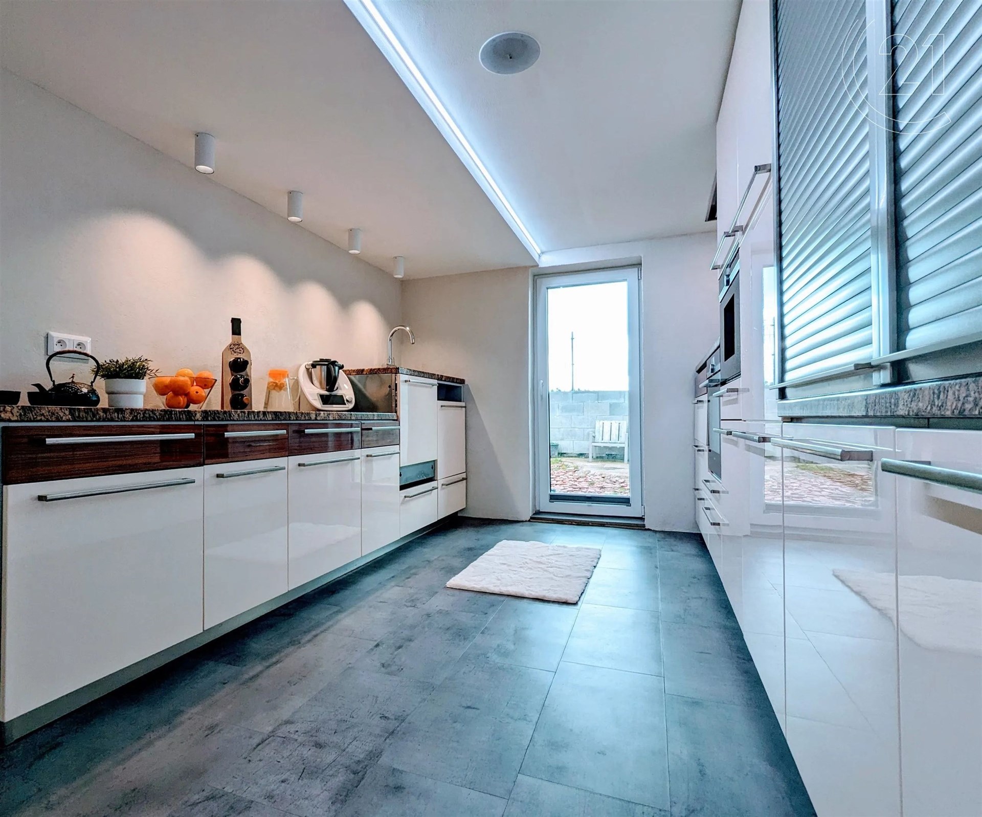kuchyně s přirozené světlo, kachličková podlaha, bílé skříně, trouba, a ploché panelové skříňky