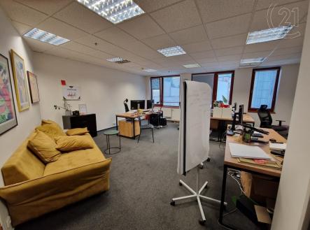 Pronájem kanceláře, 375 m²