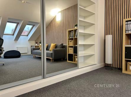 Pronájem kanceláře, 77 m²