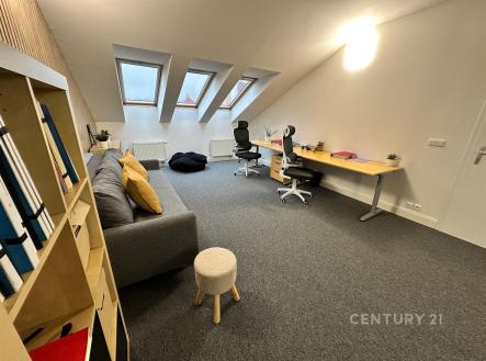 Pronájem kanceláře, 77 m²