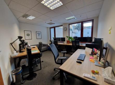 Pronájem kanceláře, 239 m²