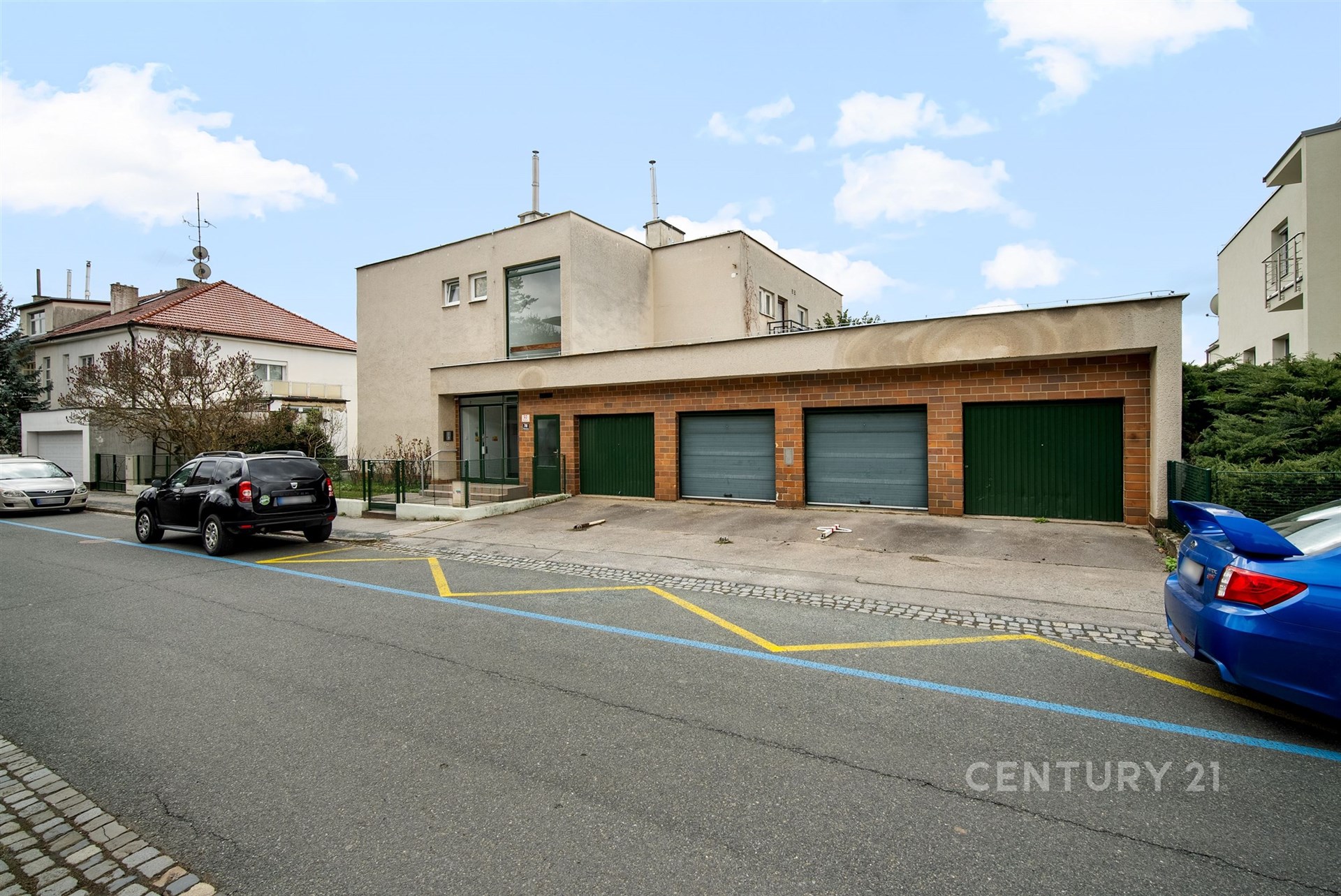 Rodinný dům s moderní fasádou a trojgaráží v klidné lokalitě, kvalitní zdivo, rovná střecha, ideální pro rodinu hledající komfortní bydlení