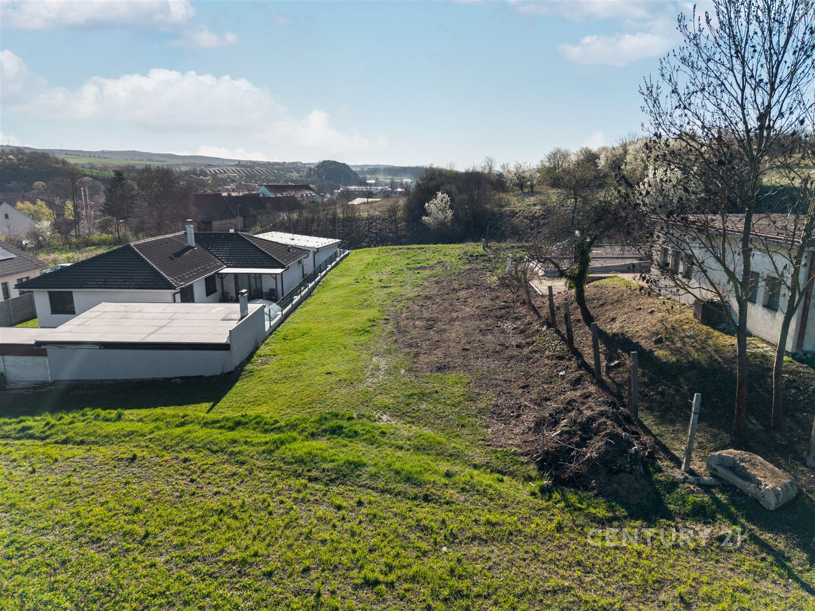 Pozemek s výhledem, udržovaná zahrada, klidné prostředí, ideální pro stavbu domu, blízkost přírody, slunná lokalita.