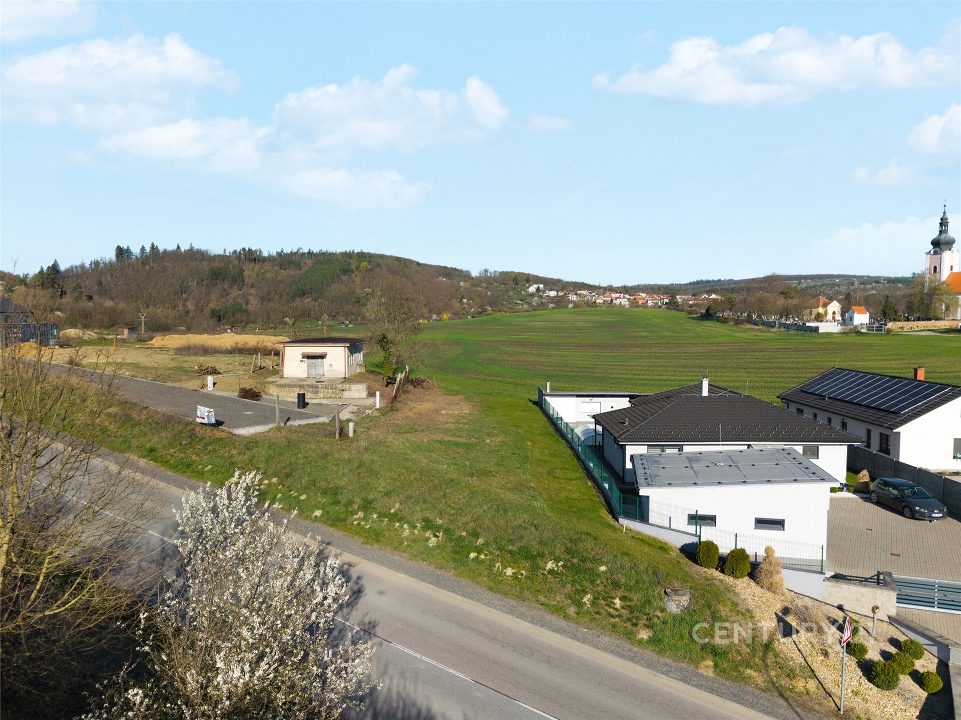 Stavební pozemek s výhledem na krajinu, slunná lokalita, klidná oblast blízko města, ideální pro stavbu rodinného domu.