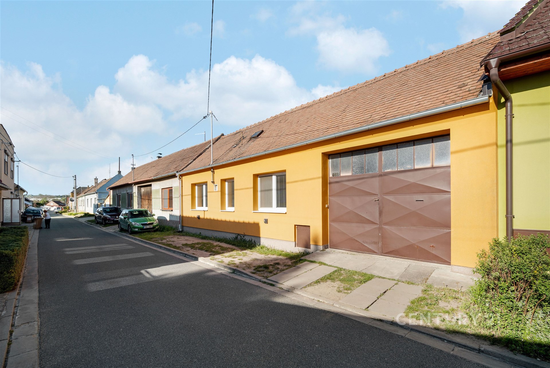 Rodinný dům s garáží, nová fasáda, klidná lokalita. Přízemní stavba, vhodná pro rodiny. asfaltová silnice, blízko centra obce.